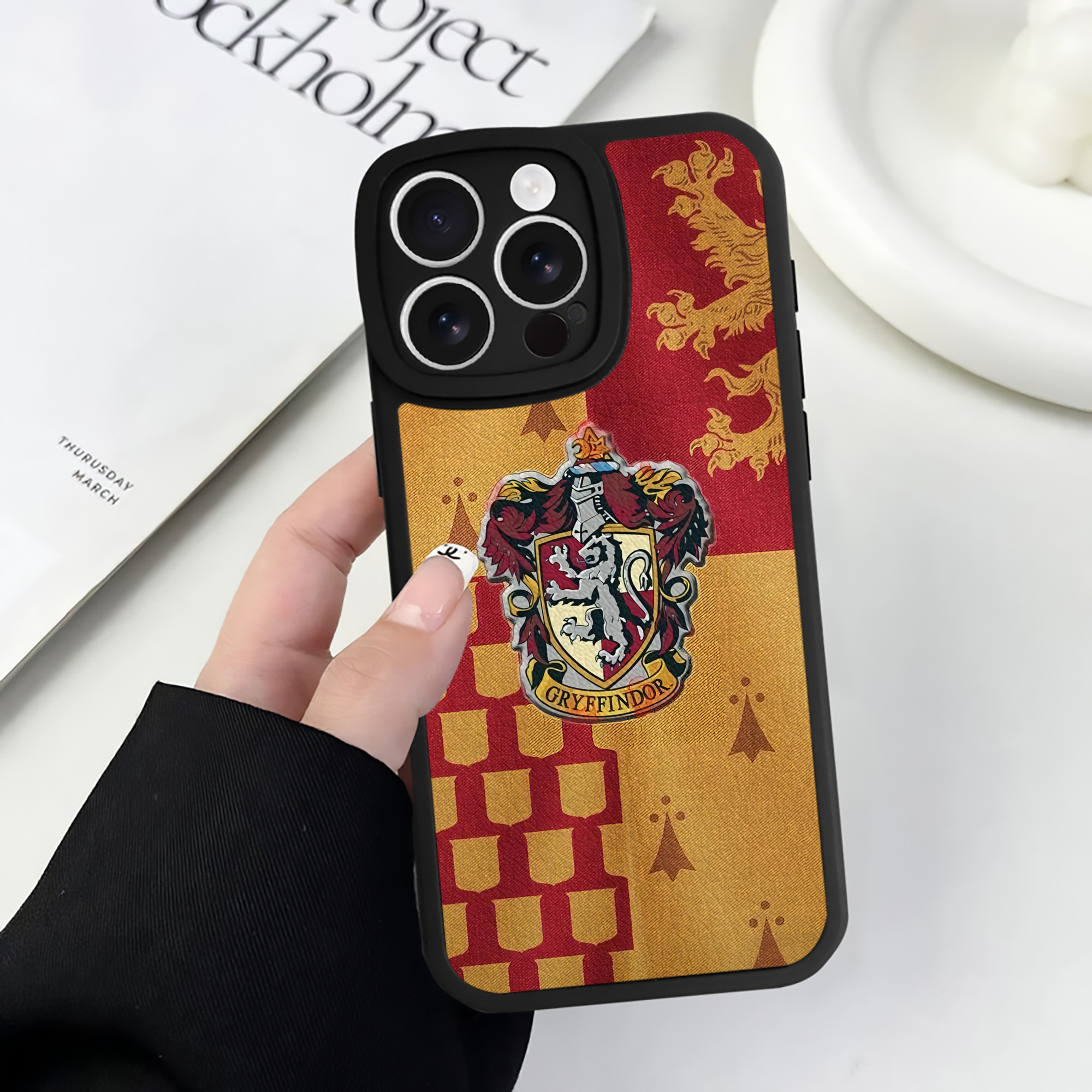 （画像用） Harry Potter ハリー・ポッターシリーズ 【iPhone 16シリーズ対応】シリコンスマホケース（レザー調） 材質：シリコン